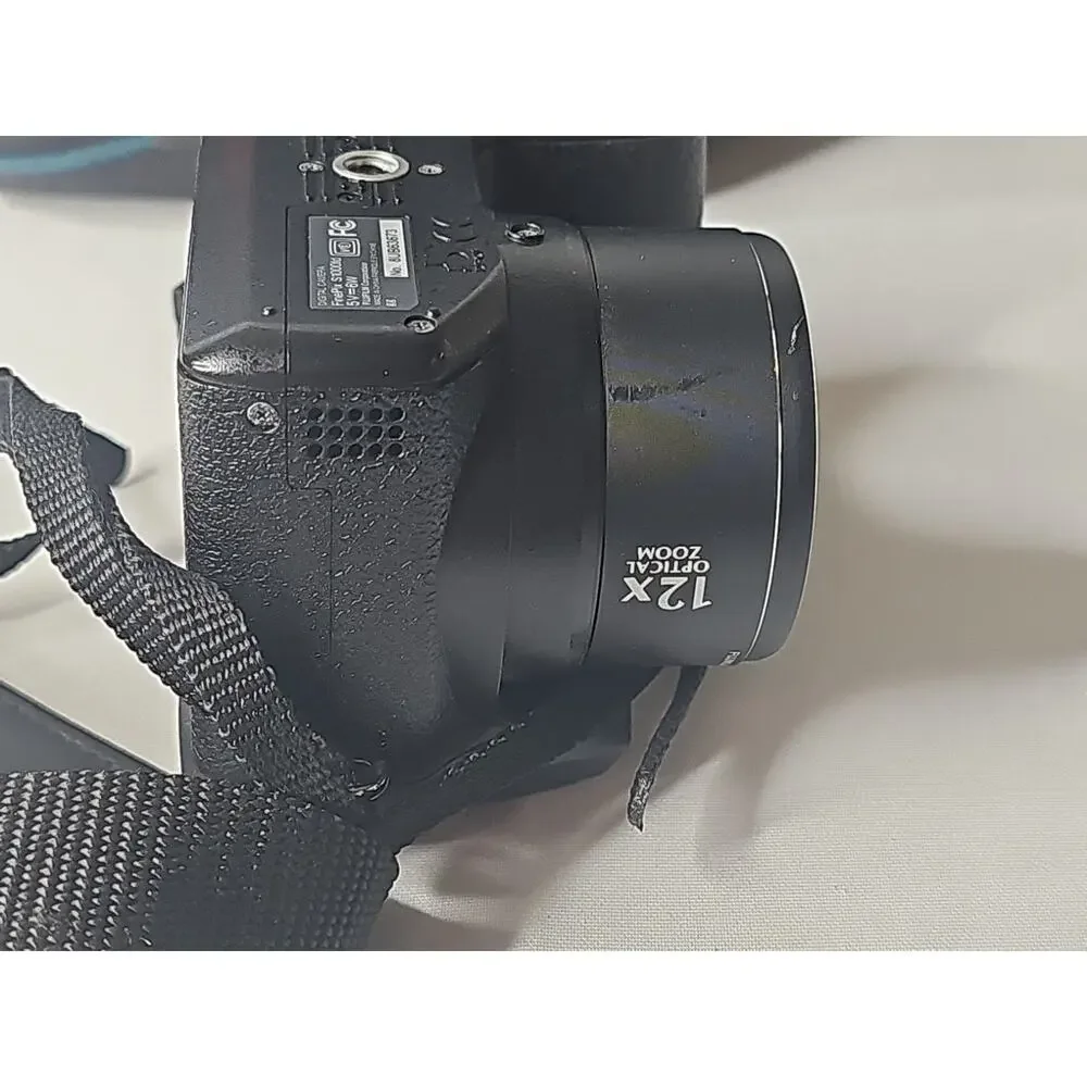 Fuji Fujifilm Finepix S1000 FD 10MP Digital Camera w/12x Zoom in Vanguard case